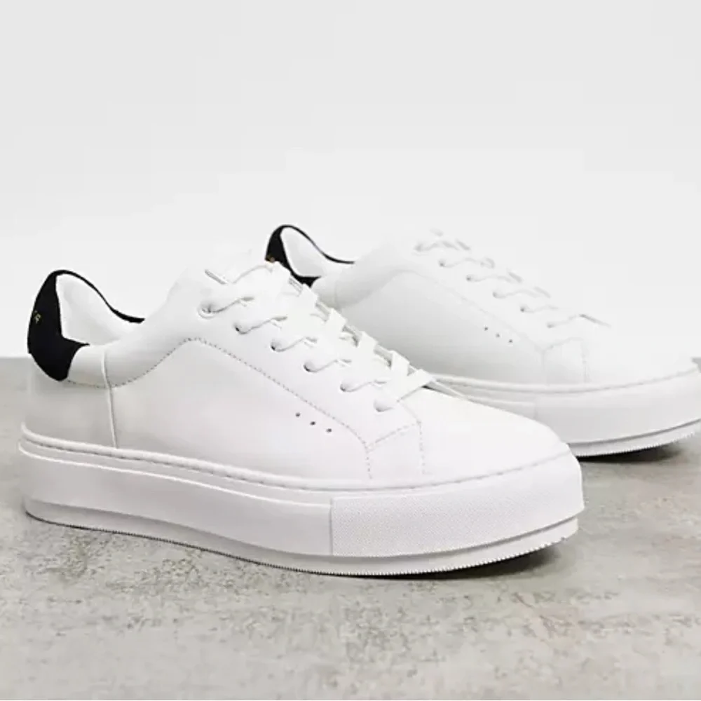 KATE SPADE WHITE LEATHER TRAINER SNEAKERS BLACK ACCENTS 8.5